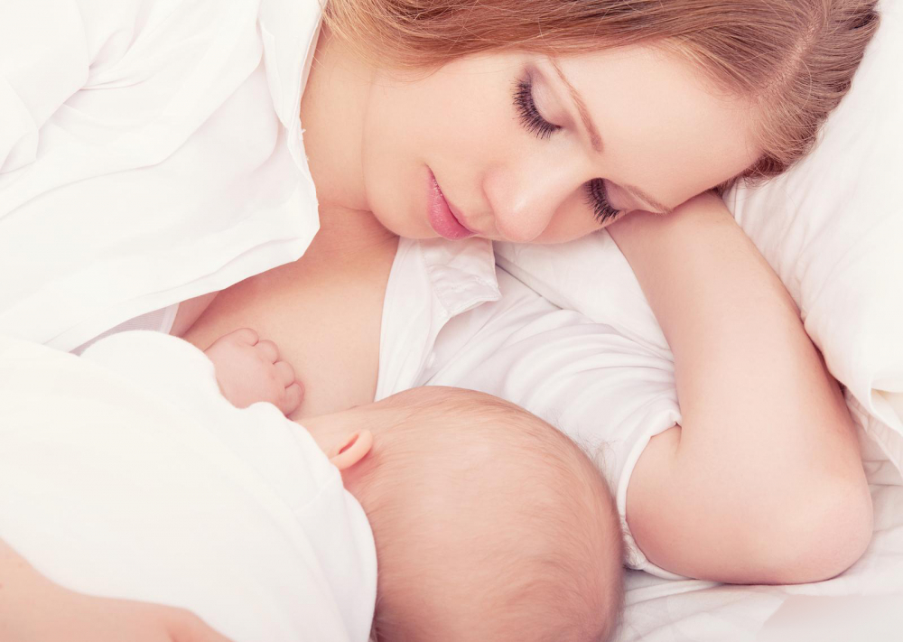 Trẻ sơ sinh bú nằm có an toàn hay không?