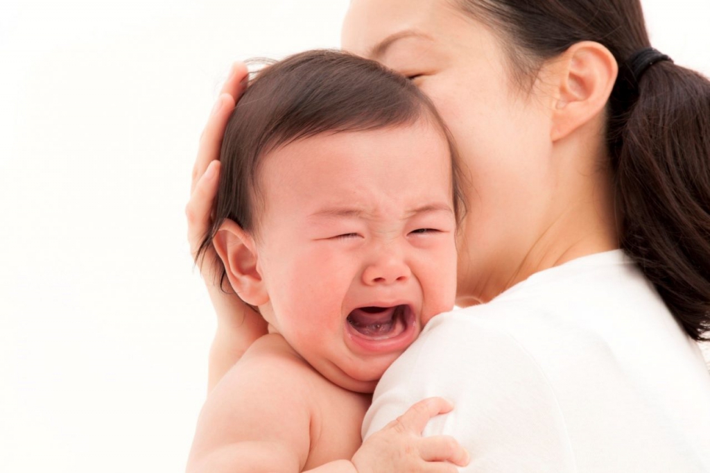 Hướng dẫn cha mẹ cách xử lý khi trẻ sốt mọc răng