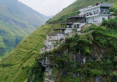 Du lịch Hà Giang: Chinh phục đường đi bộ sát vách núi hiểm trở