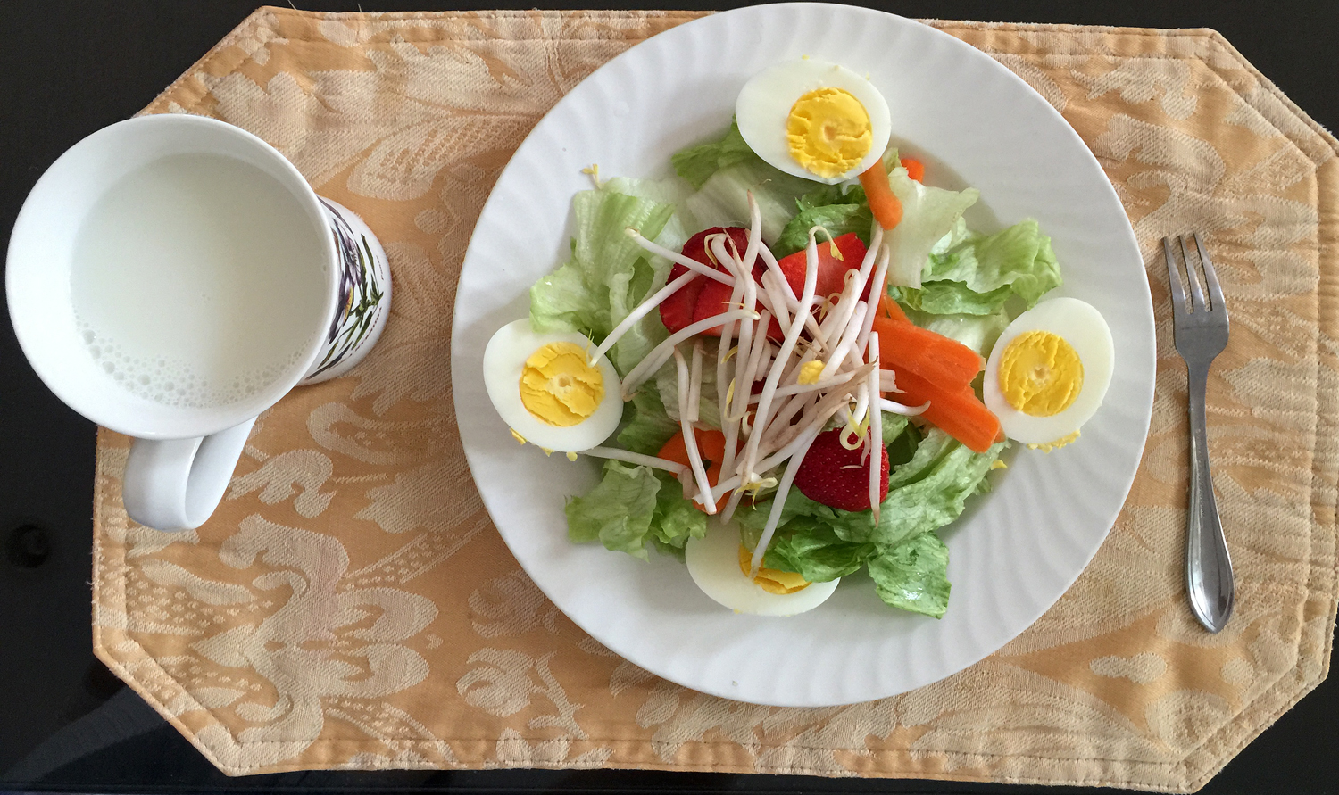 salad cà chua phô mai và trứng luộc