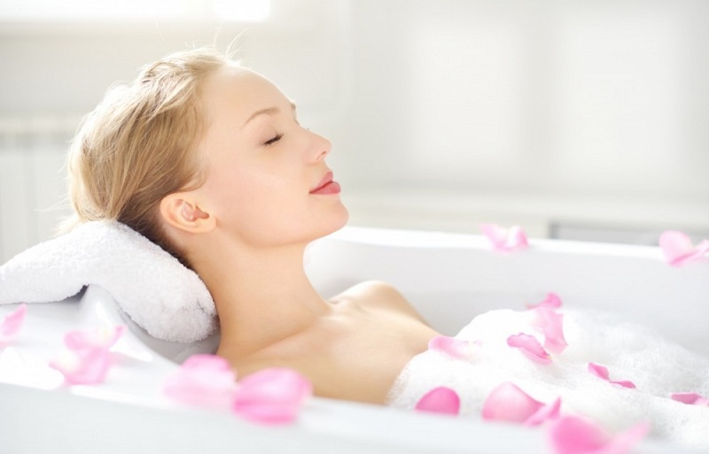 Tắm đúng cách cũng giúp bảo vệ làn da tốt hơn