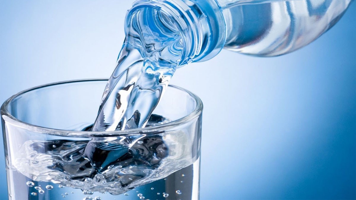 Nước giúp bạn cảm thấy nhanh no hơn, vì vậy, bạn ăn ít hơn